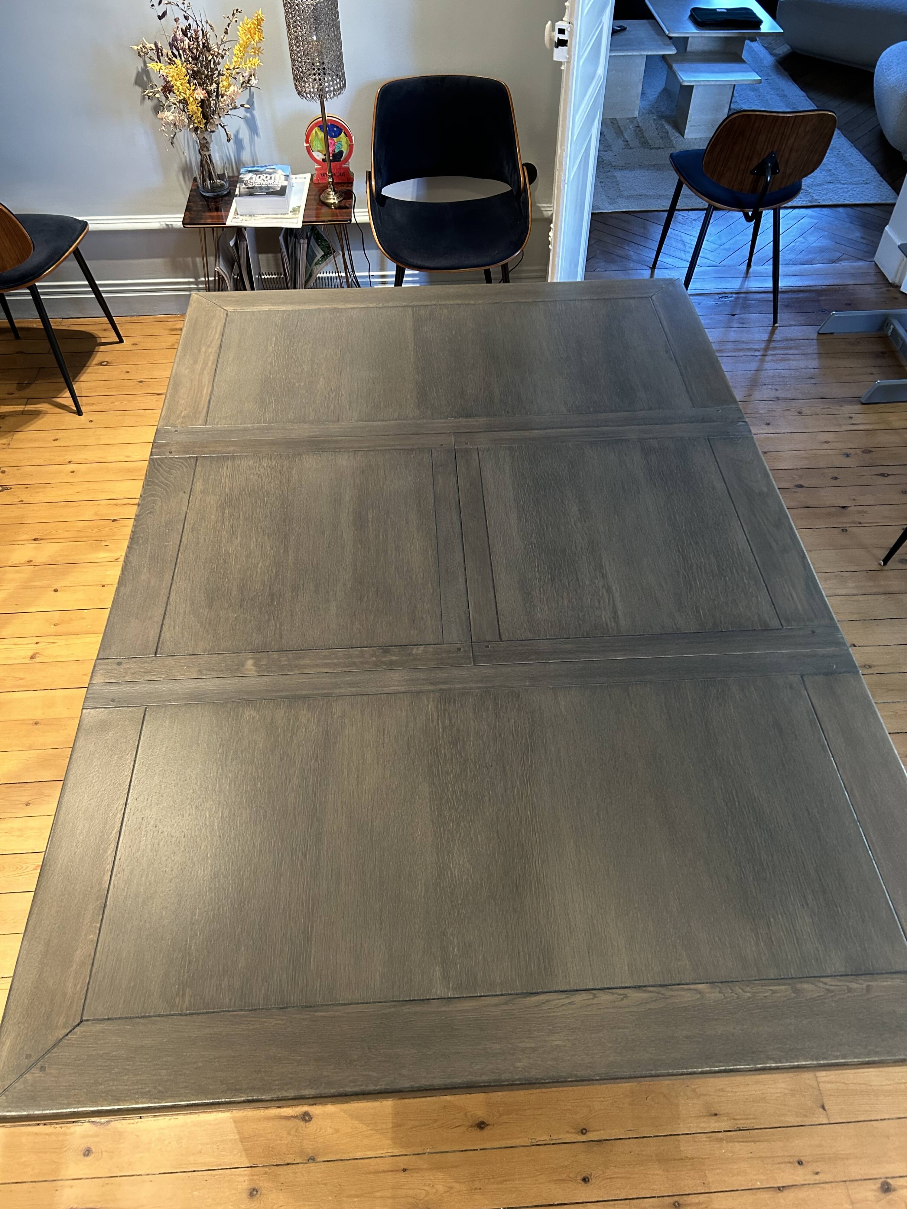 Extendable dining table