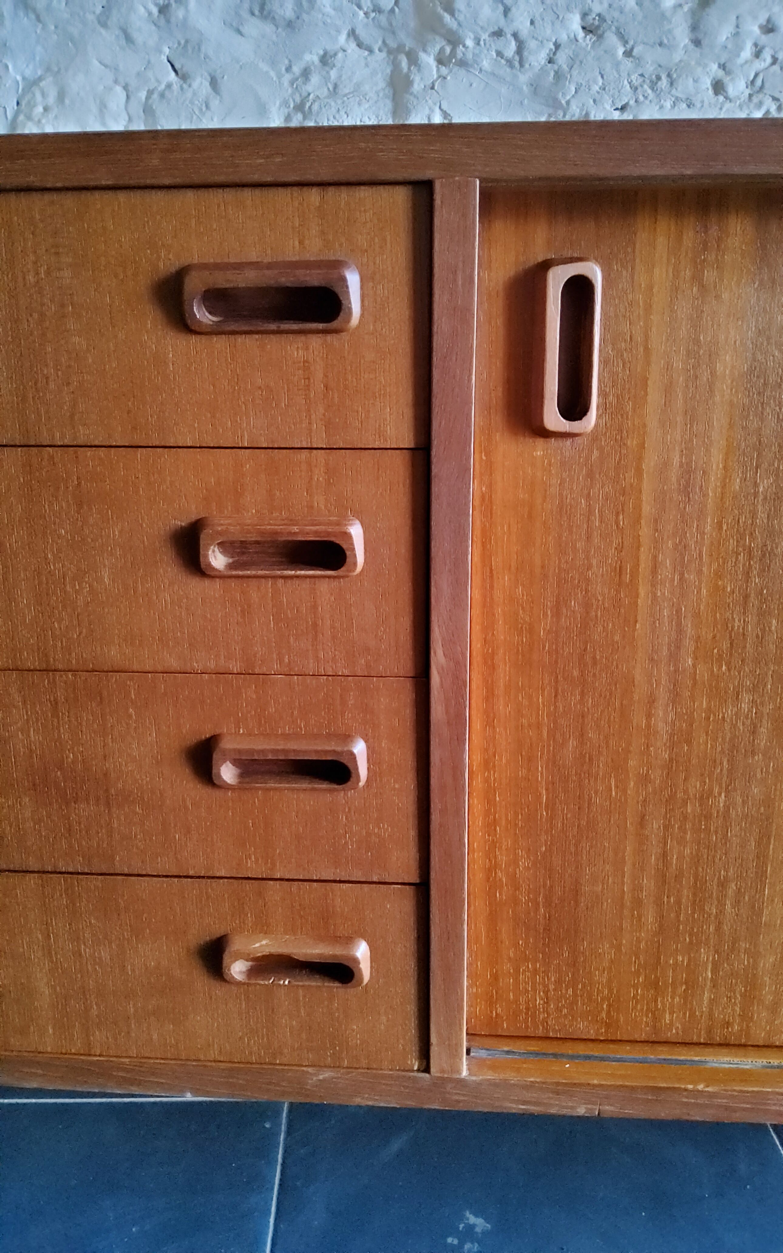 Sidbeoard with sliding doors and ceramic decoration