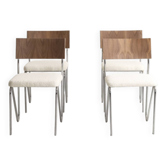 Lot de 4 chaises, avec une structure en acier chromé et un dossier en noyer