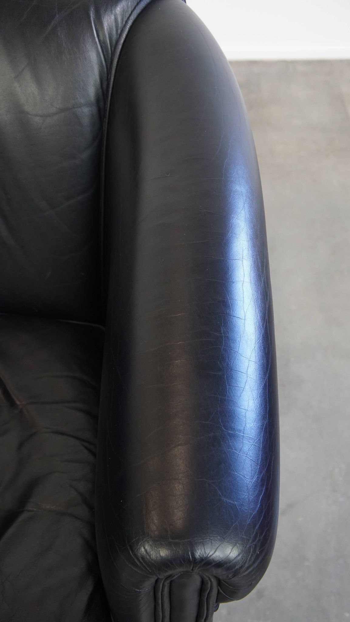 Black Cowhide Leather English-Style Club Chair