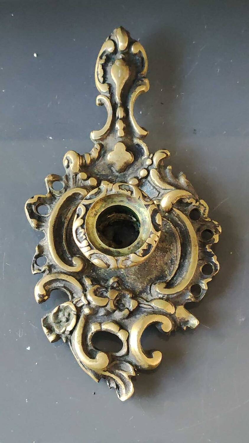 Antique Baroque/Rocaille style hand candle holder. In bronze with an old gold patina.