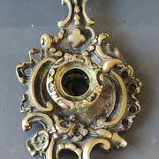 Antique Baroque/Rocaille style hand candle holder. In bronze with an old gold patina.