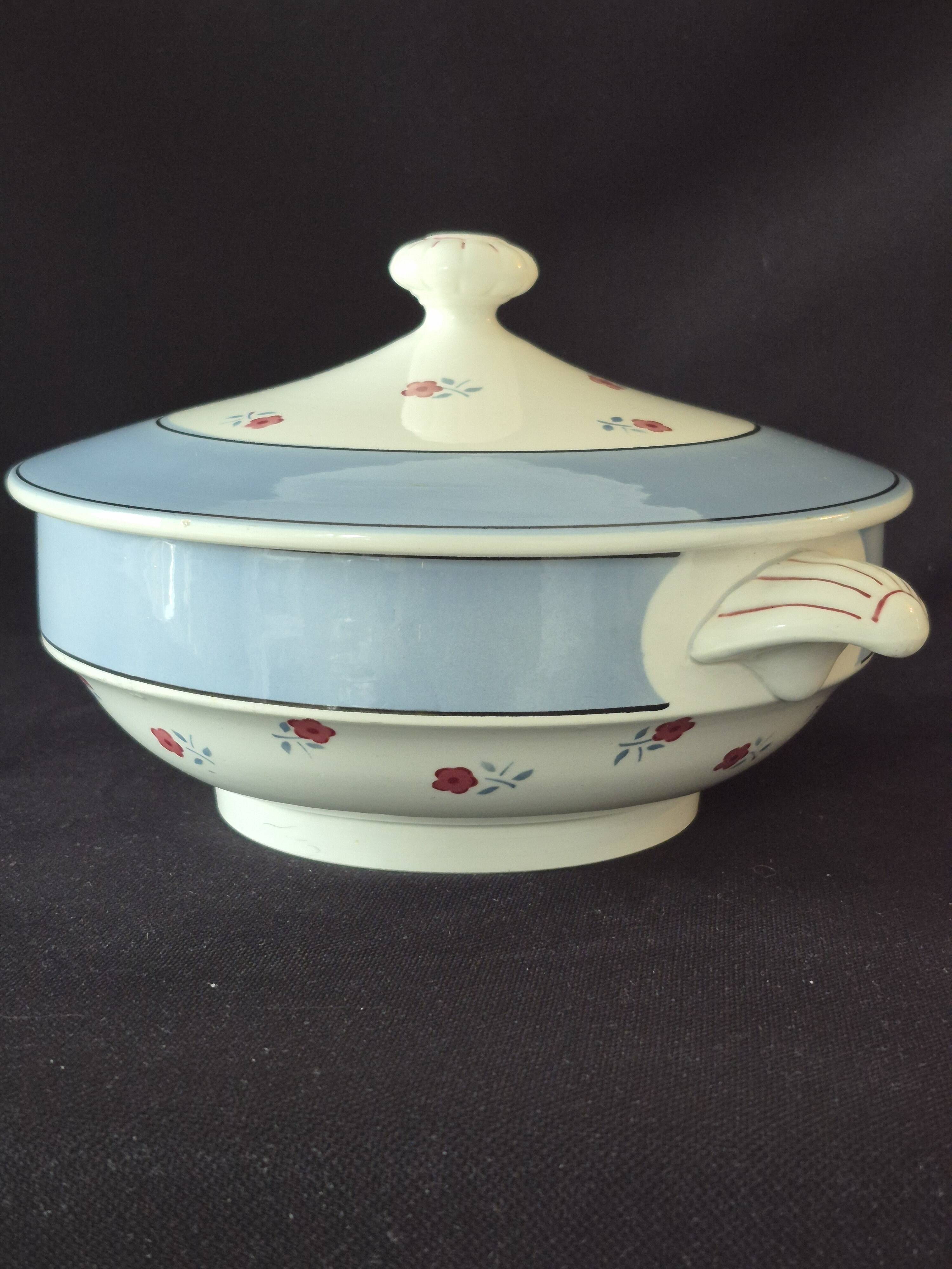 Vegetable dish (soup tureen) in Digoin Sarreguemines earthenware, model AIX A156.