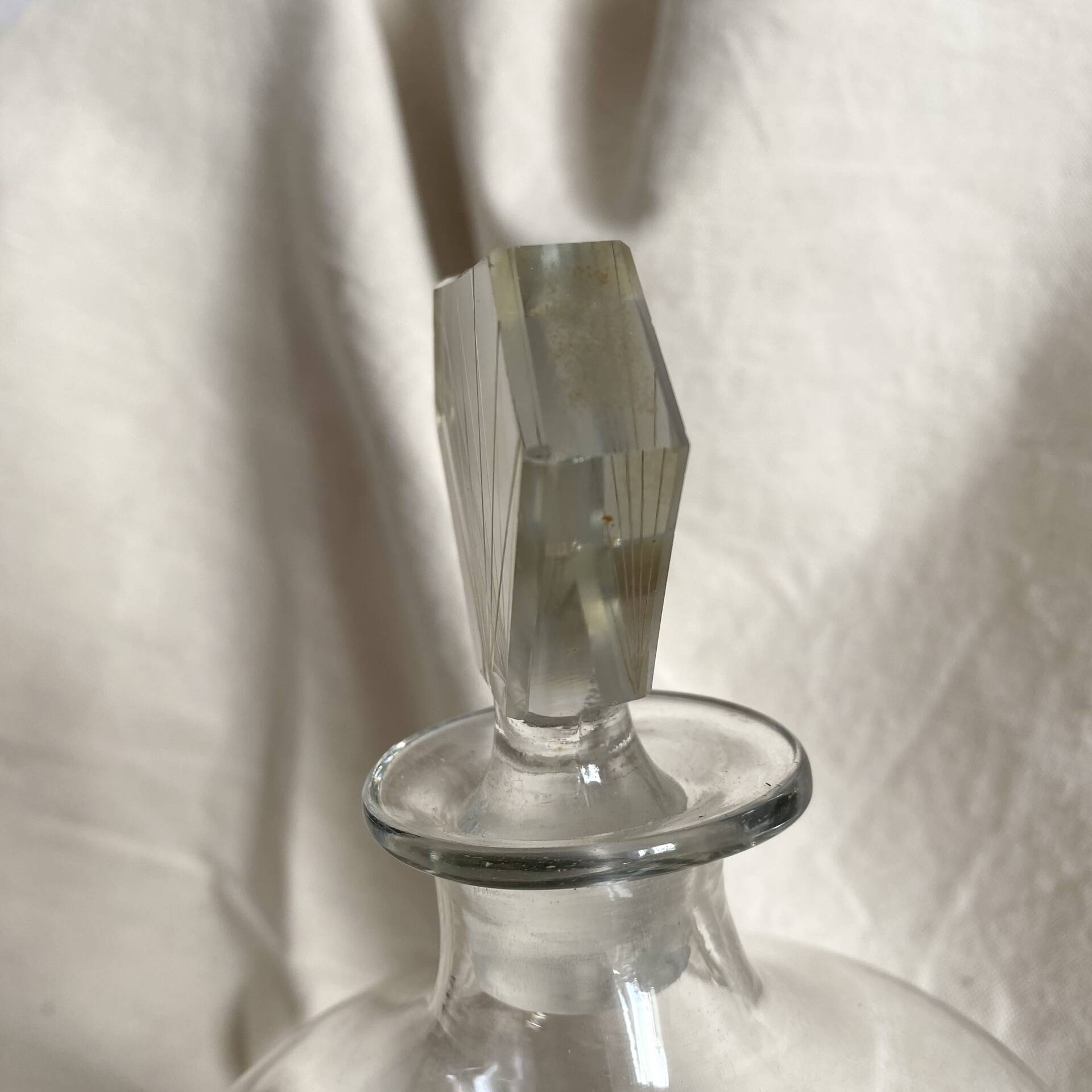 Art Deco carafe with fan stopper