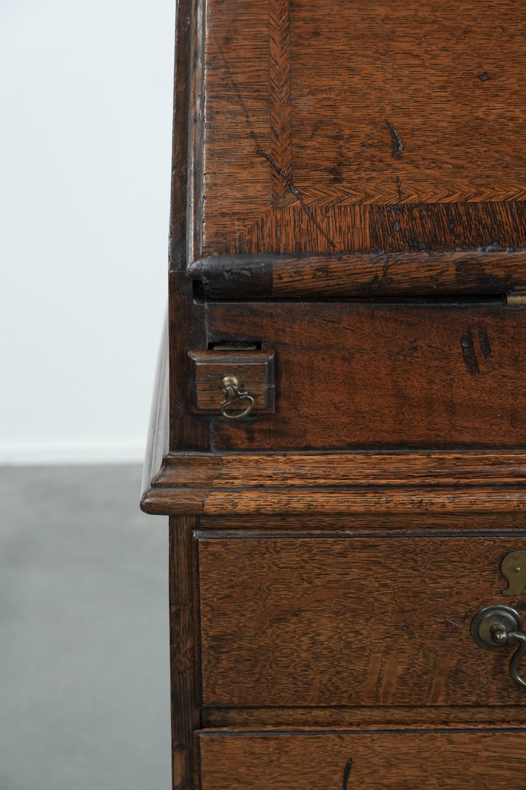 Grand coffre à tiroirs / bureau / coffre en chêne anglais du XVIIIe siècle avec des compartiments secrets et un intérieur en gradins.