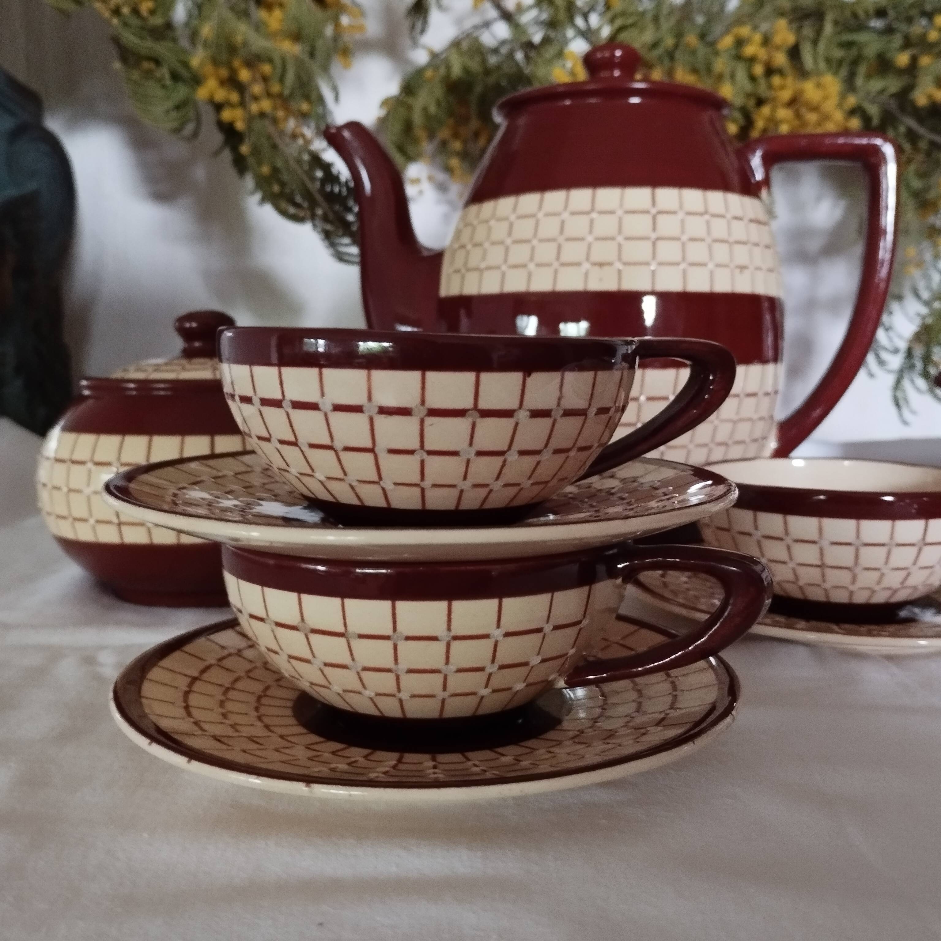 Coffee/tea service in Longchamp earthenware.