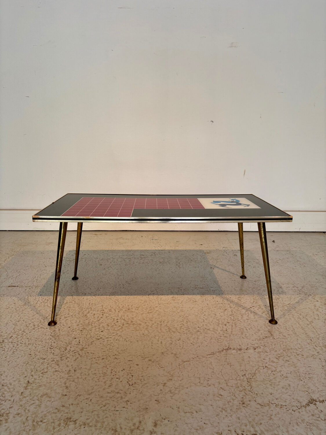 Vintage 70s coffee table – red & black graphic top – laito
