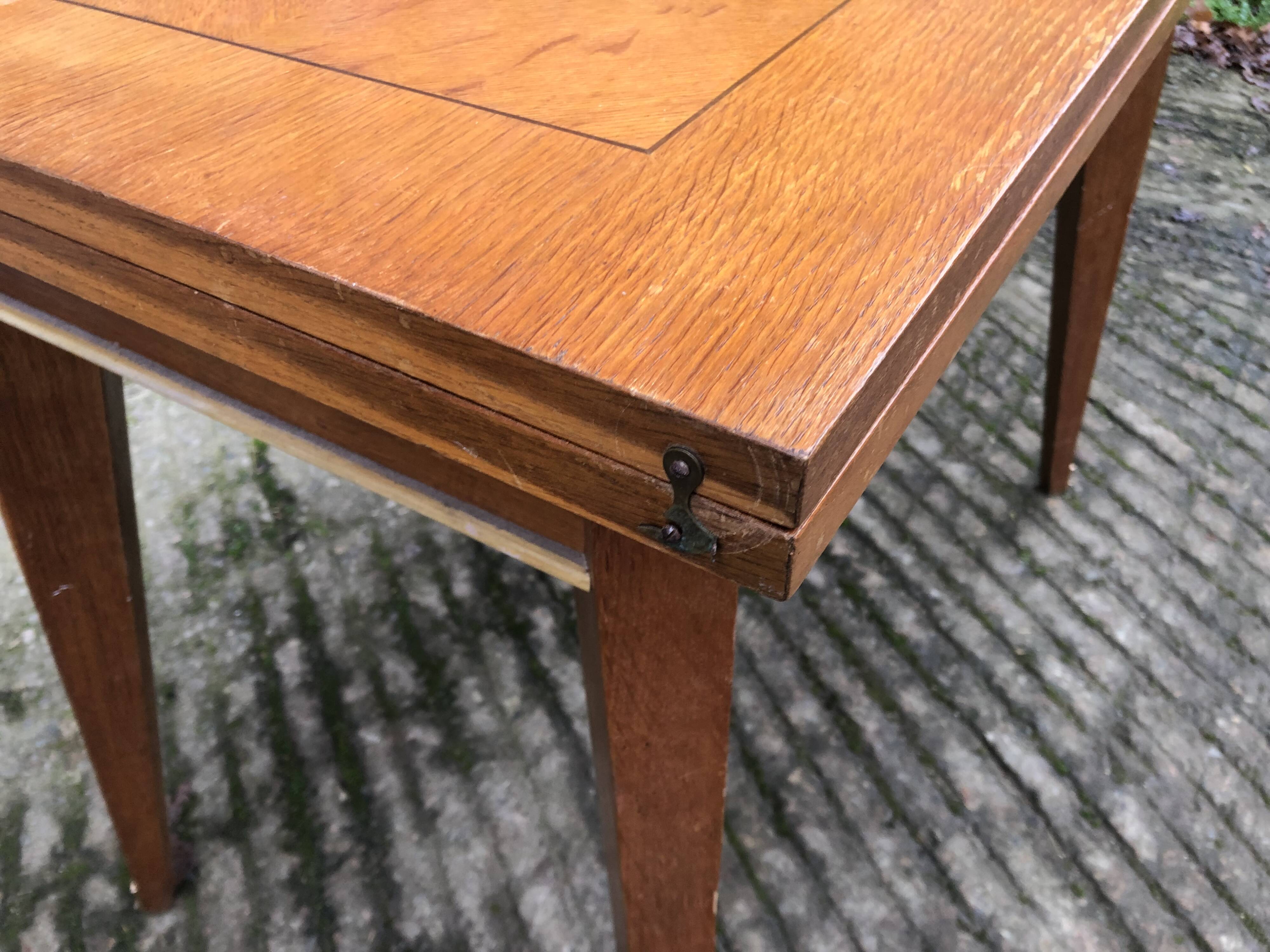 Table vintage portefeuille en chêne aux pieds compas.