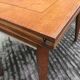 Table vintage portefeuille en chêne aux pieds compas.