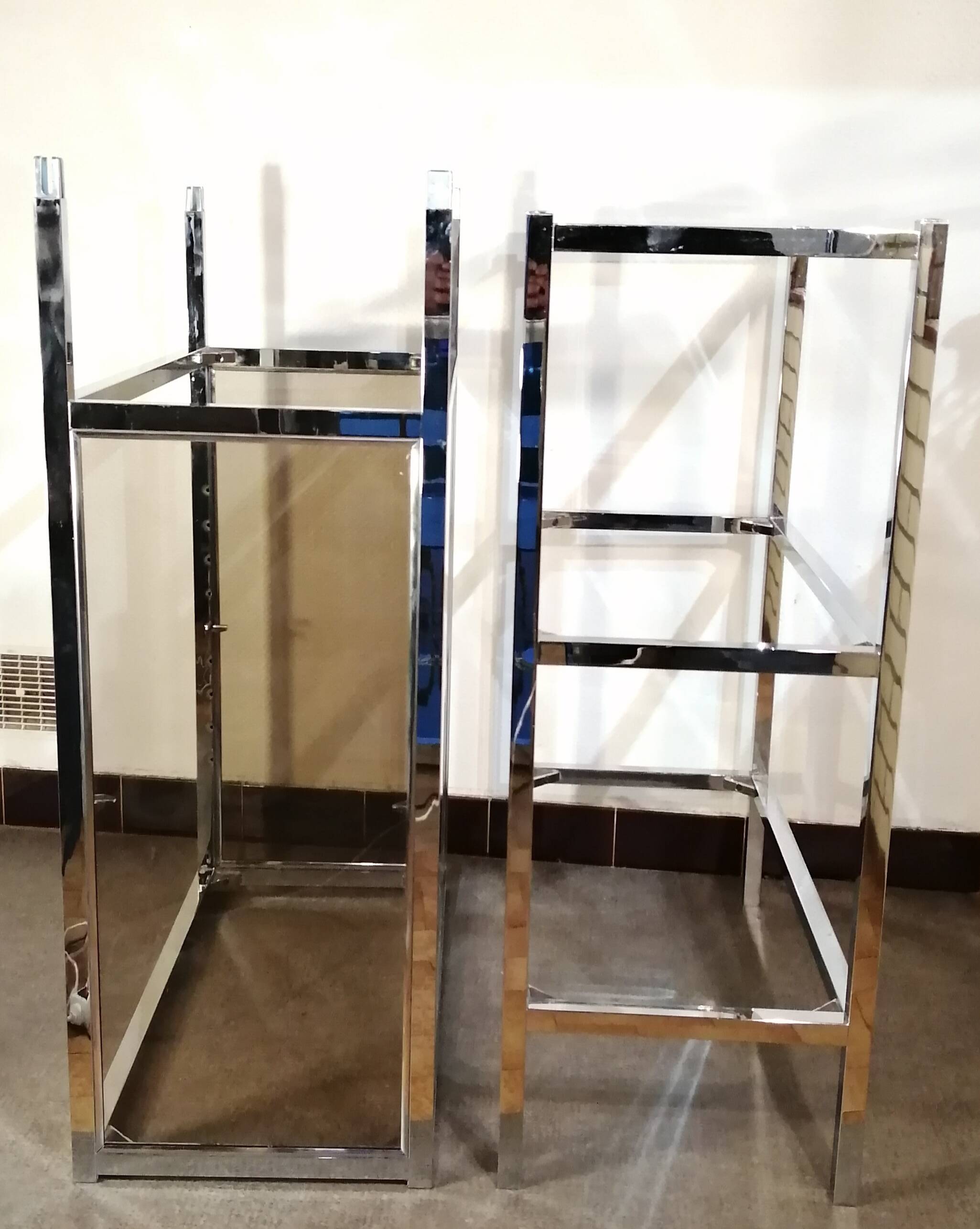 Designer shelf in chrome metal and smoked glass vintage 1970