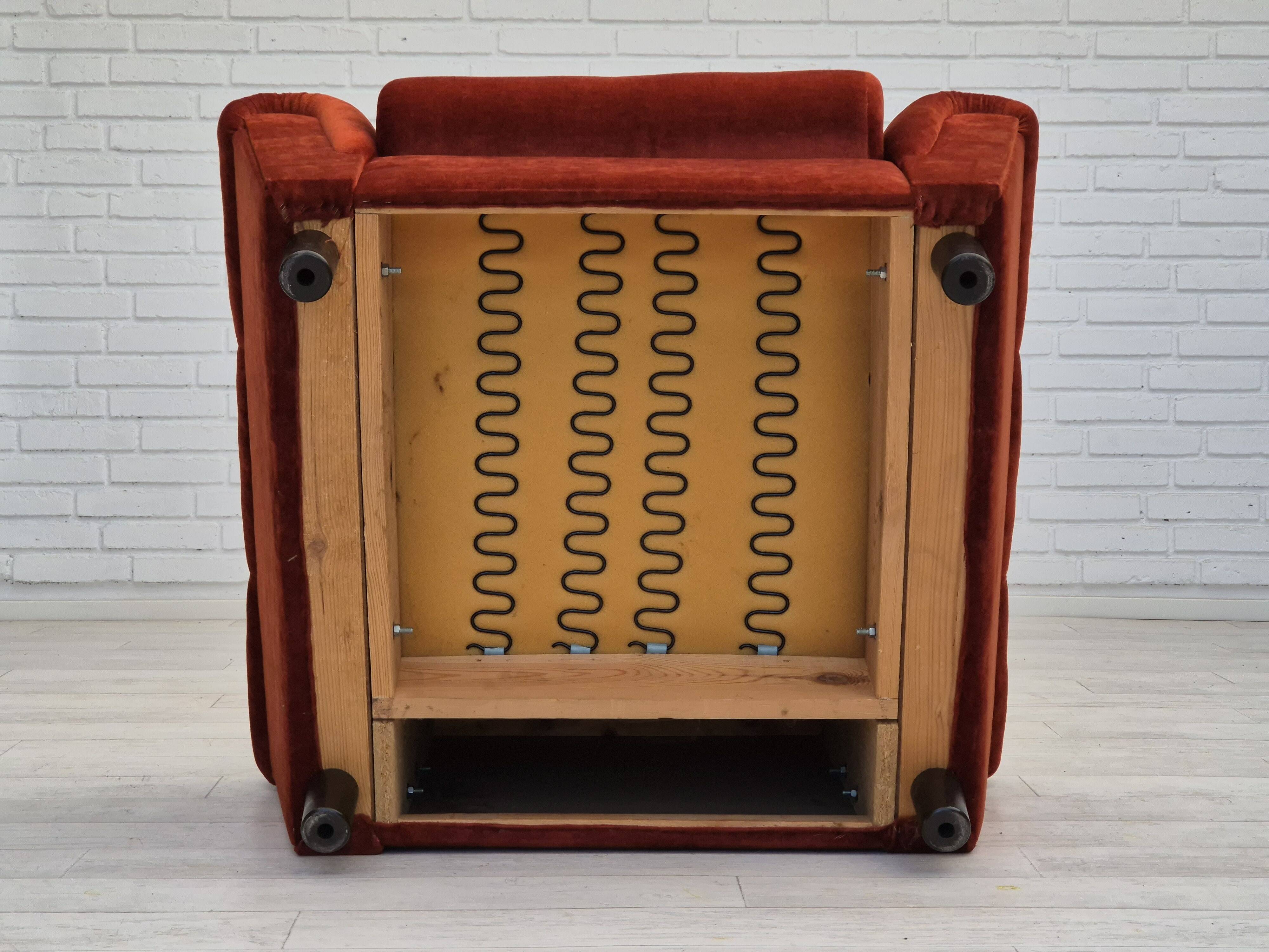Années 1980, fauteuil relax danois meuble en velours marron/rouge.
