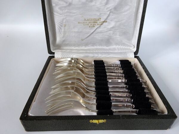 Coffret de 12 fourchettes à gâteaux en métal argenté Ercuis