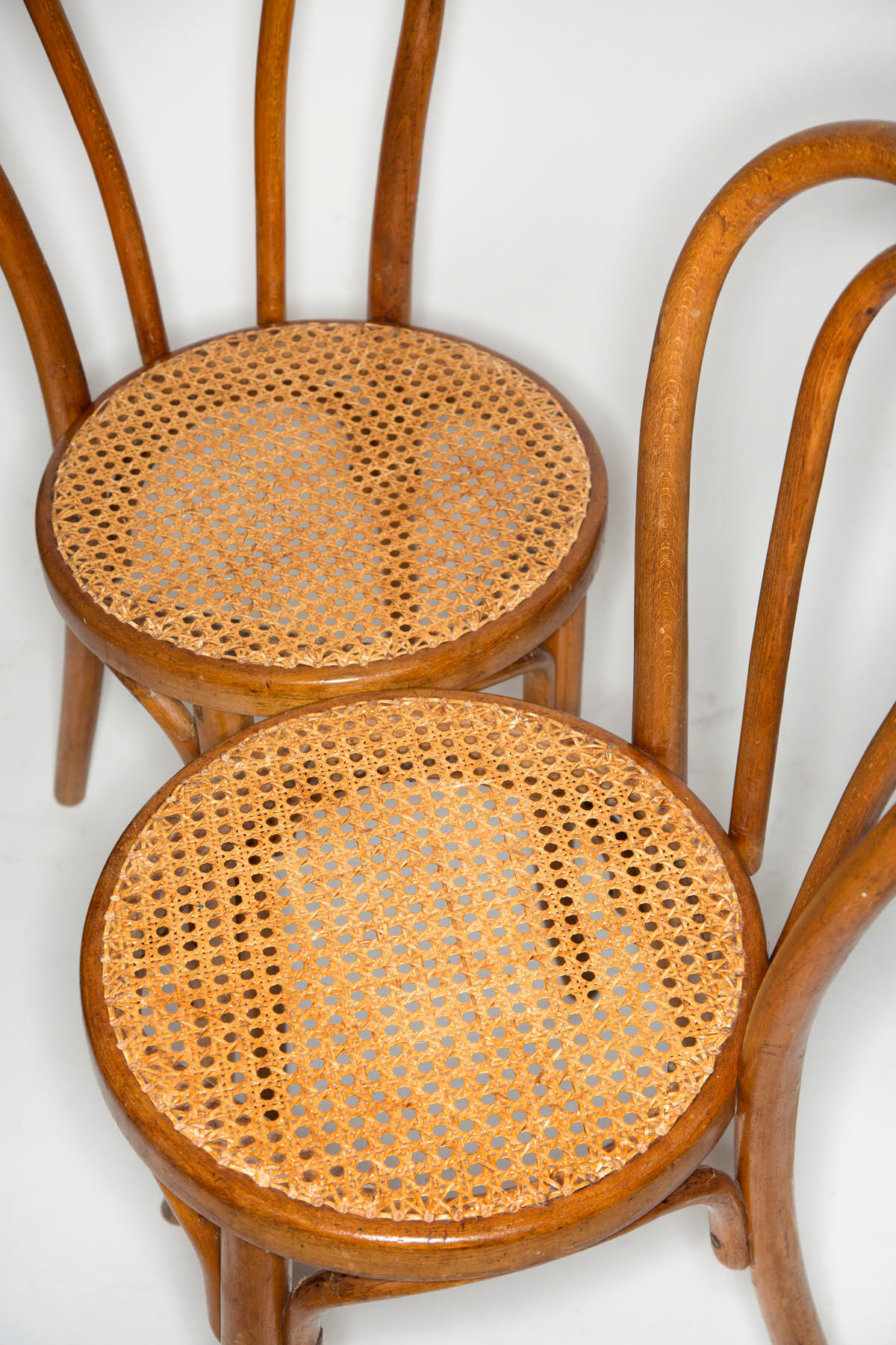 Lot de deux chaises bistrot cannées