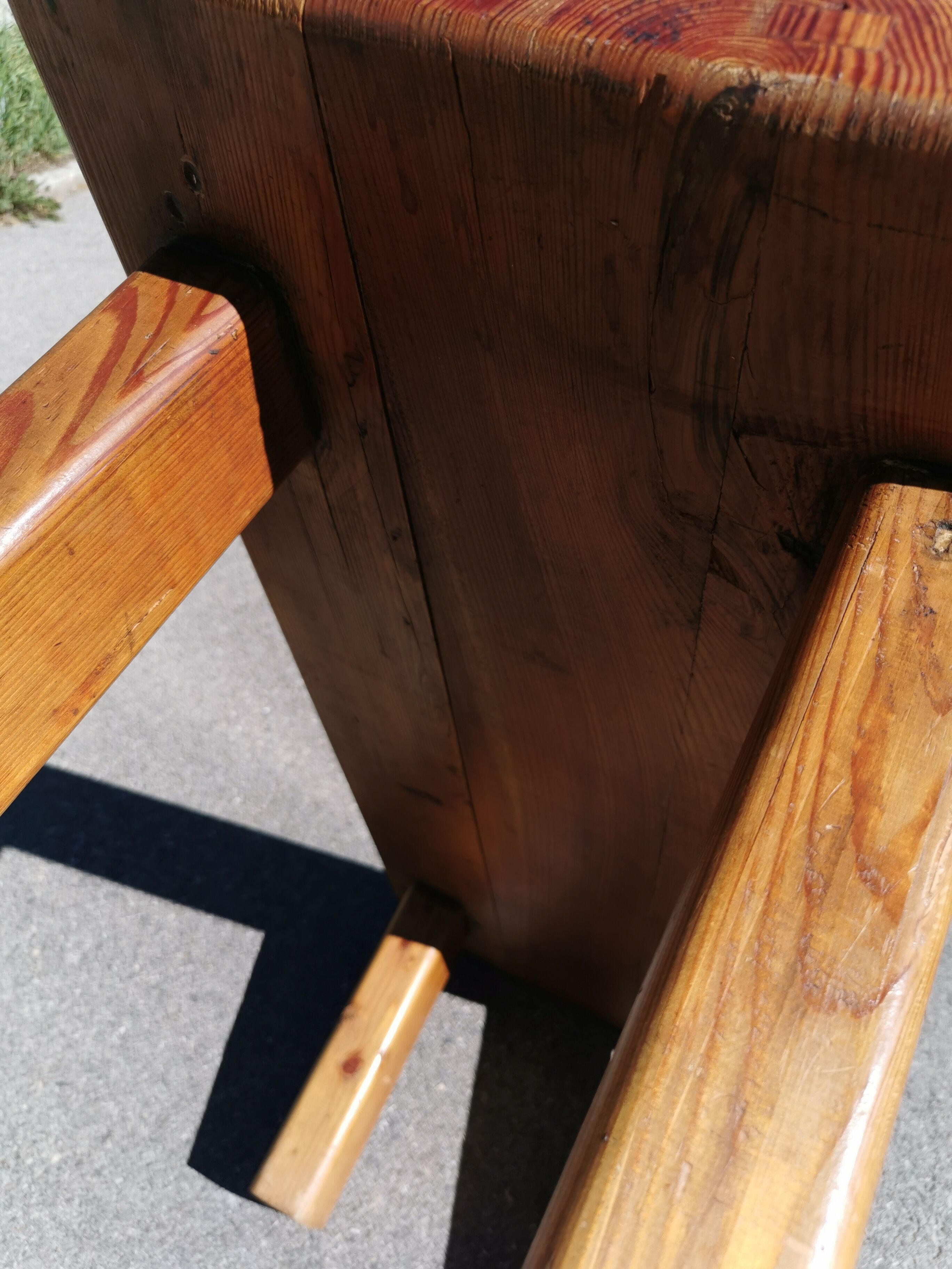 Brutalist table in meleze