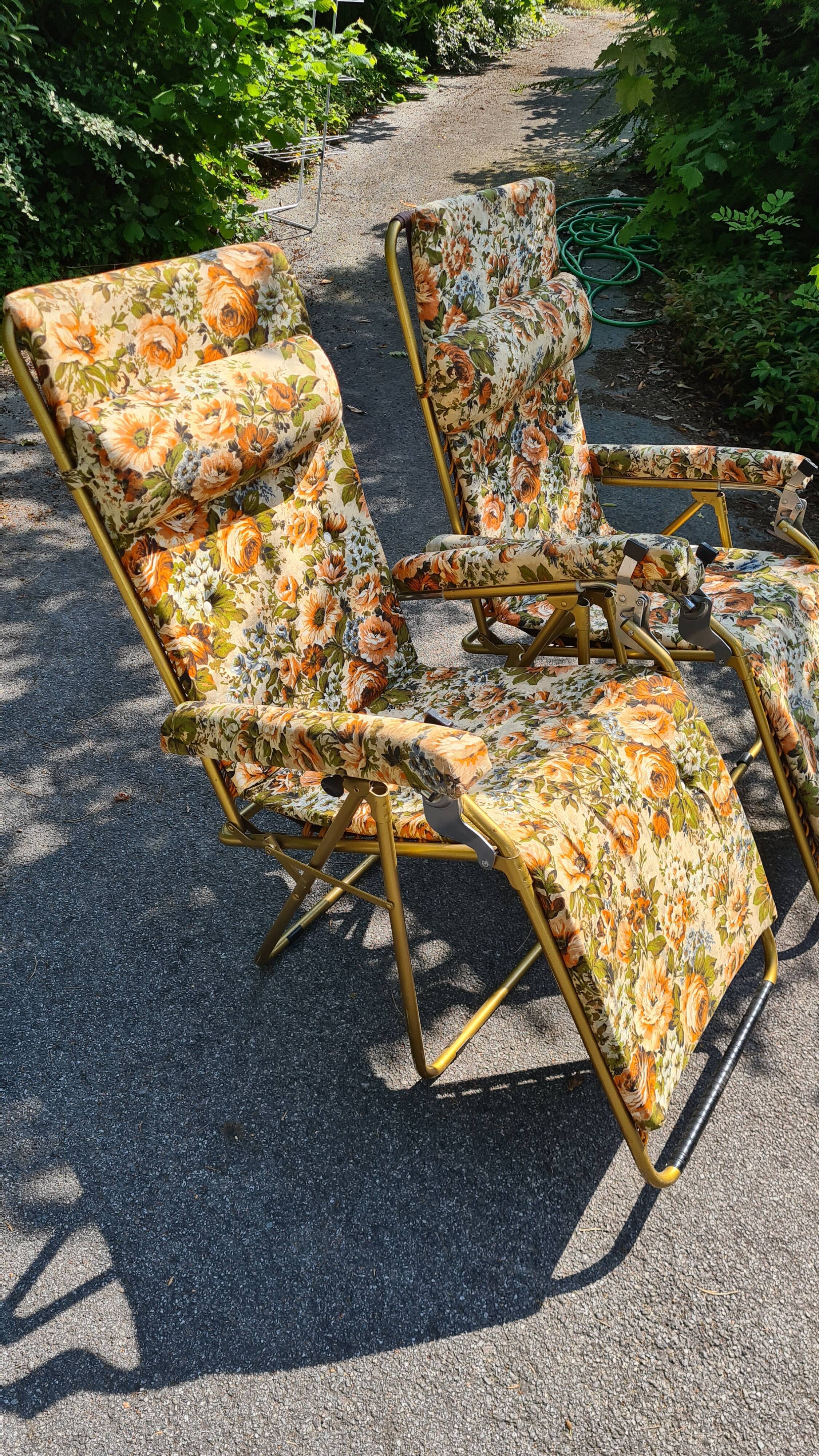 Pair of flowery deckchairs Lafuma 70s
