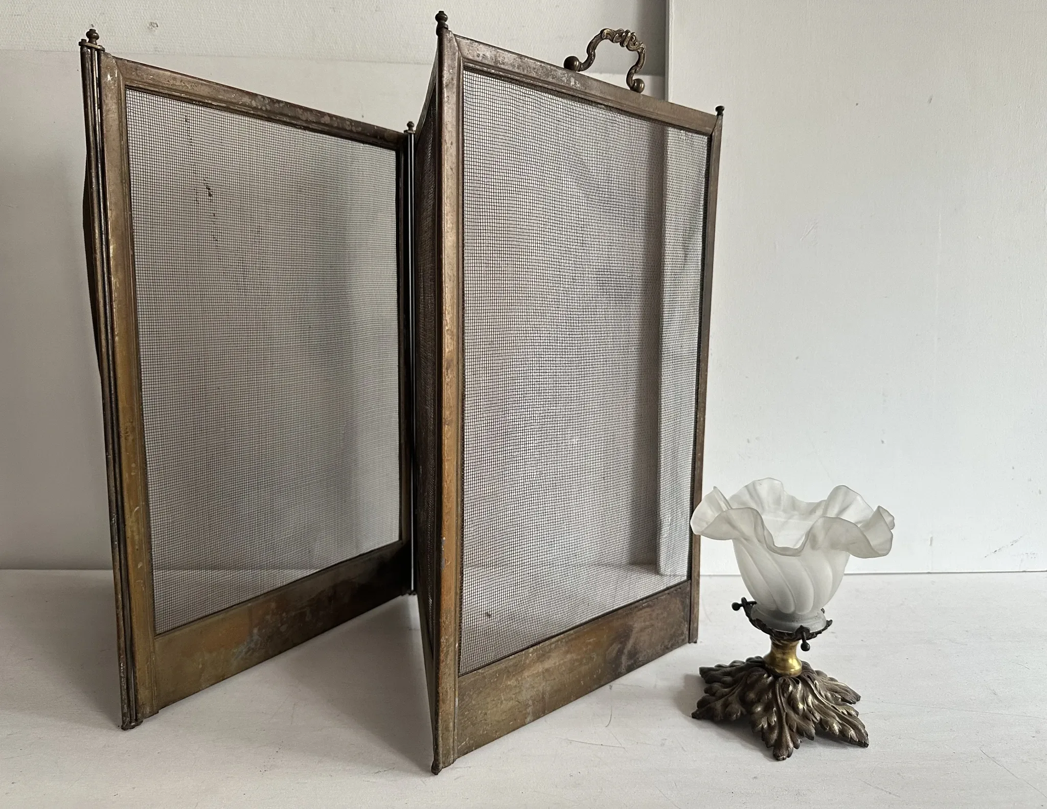 Antique brass and iron mesh spark guard with 4 panels – Early 20th century