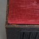 Banc/coffre anglais antique avec siège capitonné rouge