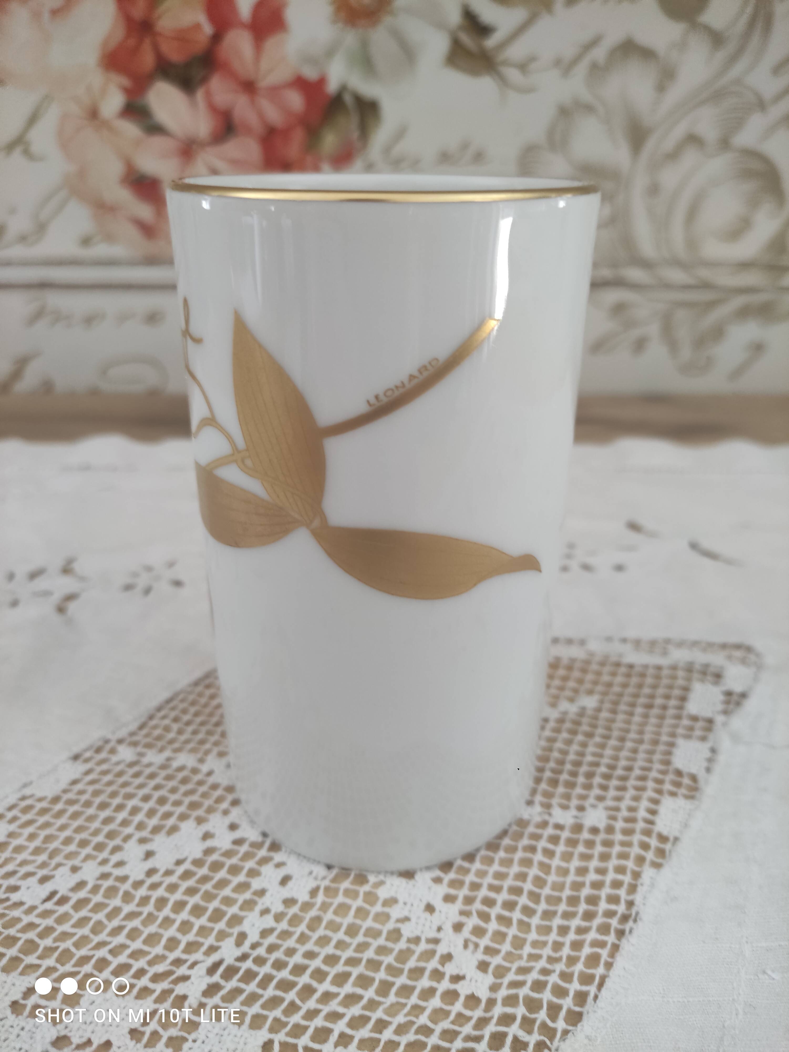 White porcelain vase decoration foliage gold "Léonard Paris" decoration Montebello