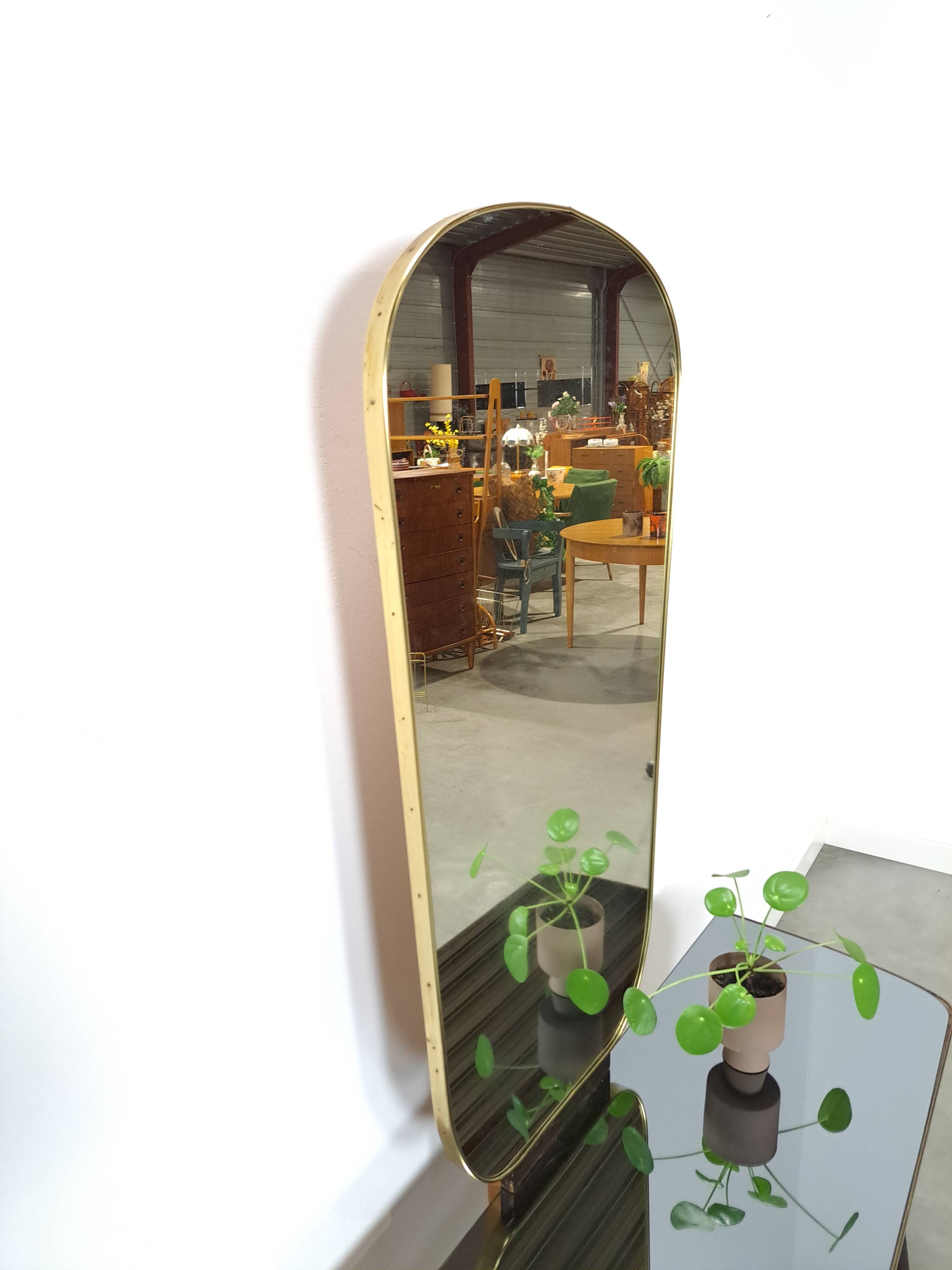 Sidetable met lades en grote spiegel met gouden rand, kaptafel