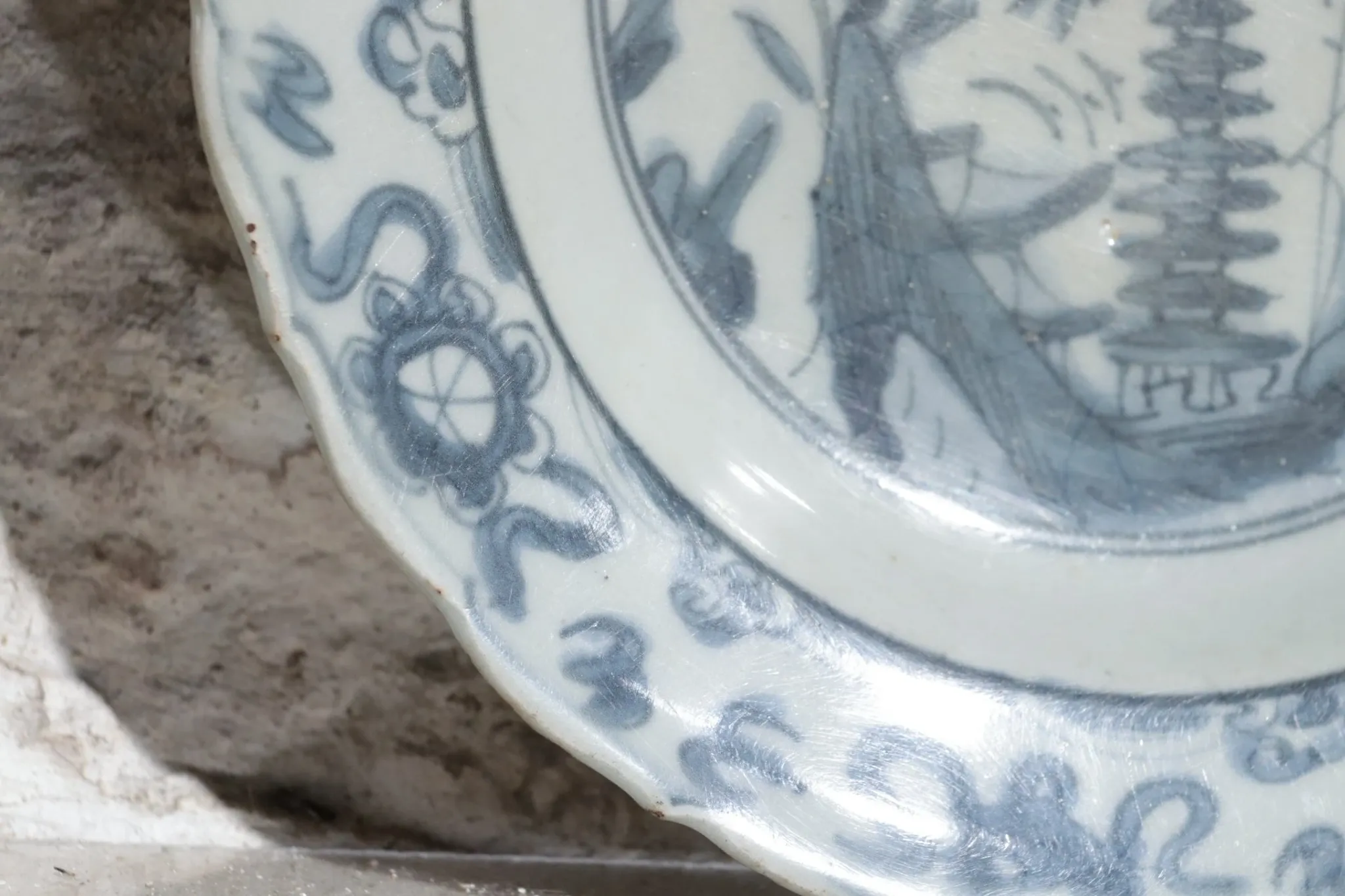 Chinese Swatow dish with pagoda landscape – late Ming, ca. 1600