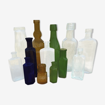 Ensemble de 13 bouteilles et de flacons anciens en verre coloré