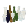 Ensemble de 13 bouteilles et de flacons anciens en verre coloré