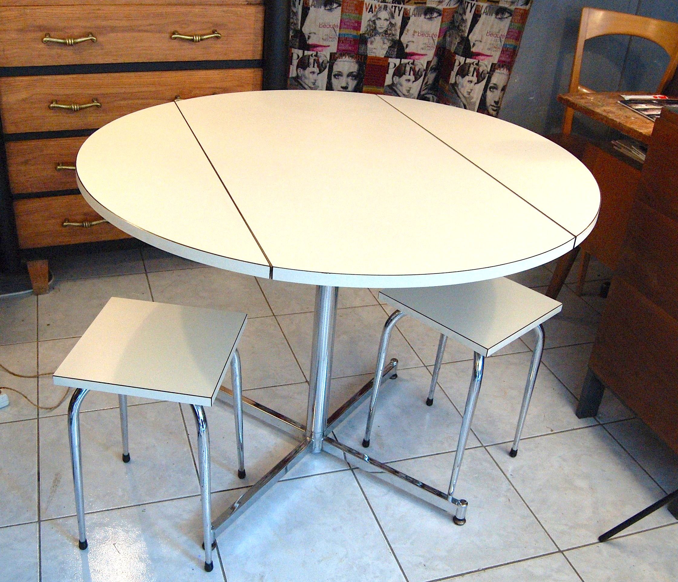 Table ronde pliante et ses 2 tabourets années 60 formica blanc et ...