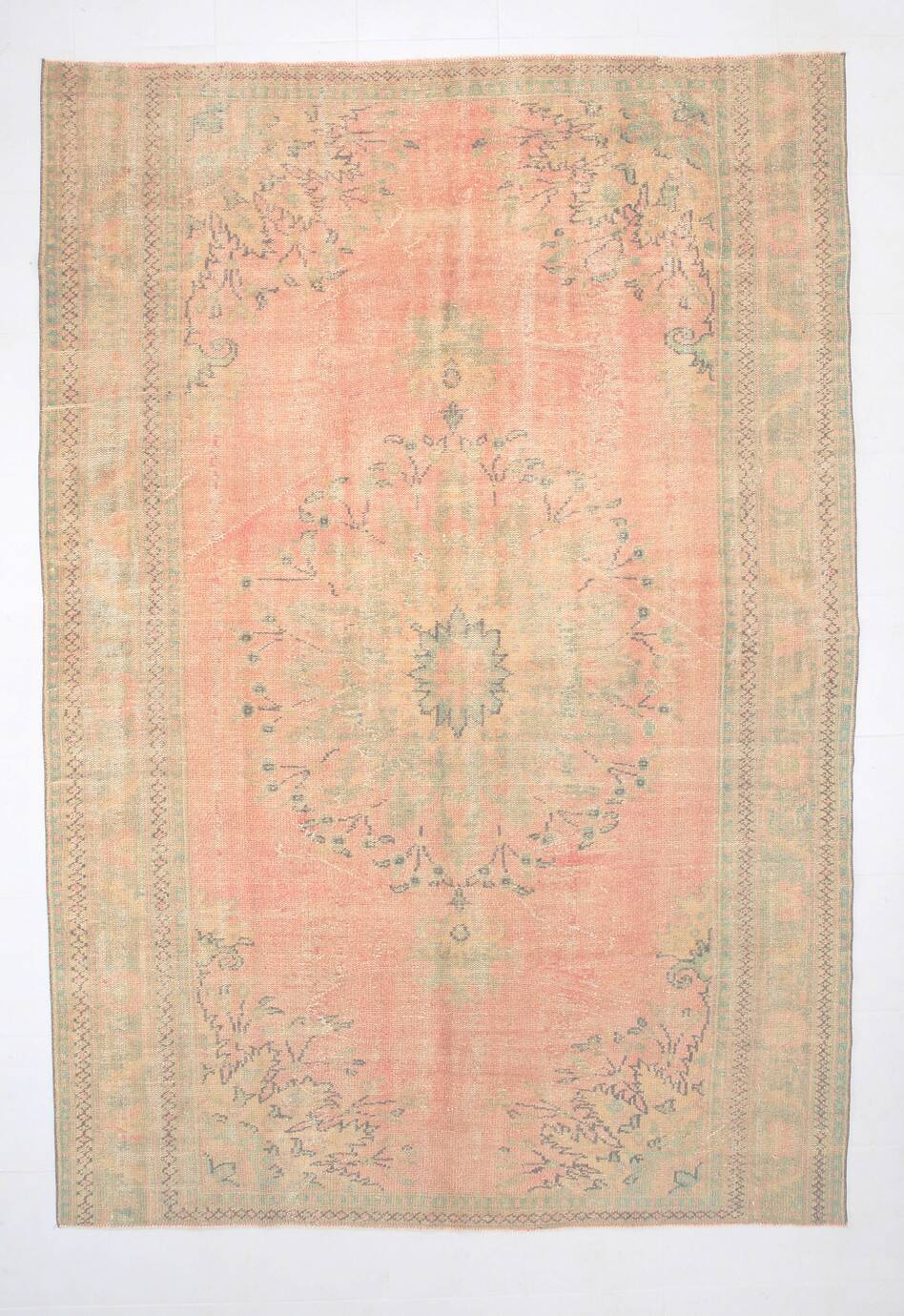 Tapis d’Anatolie ancien tons pastel rose poudré et vert, 231x330 Cm
