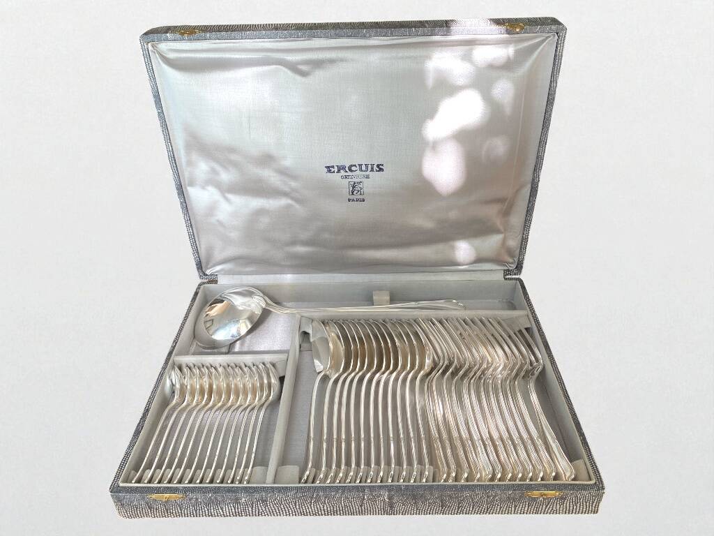 Ercuis 49-piece silver-plated cutlery set with Victoria knives