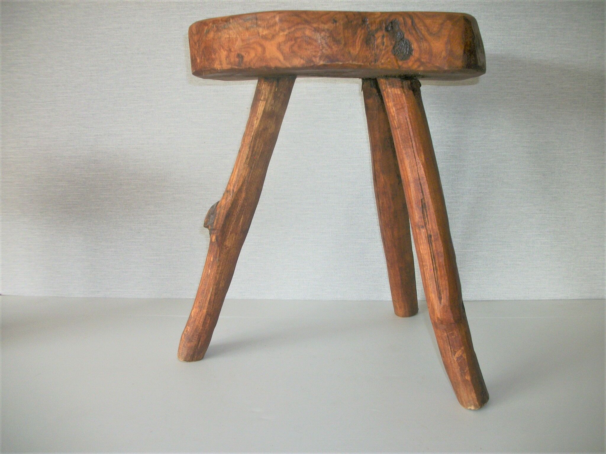 Tabouret brutaliste en bois