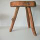 Tabouret brutaliste en bois