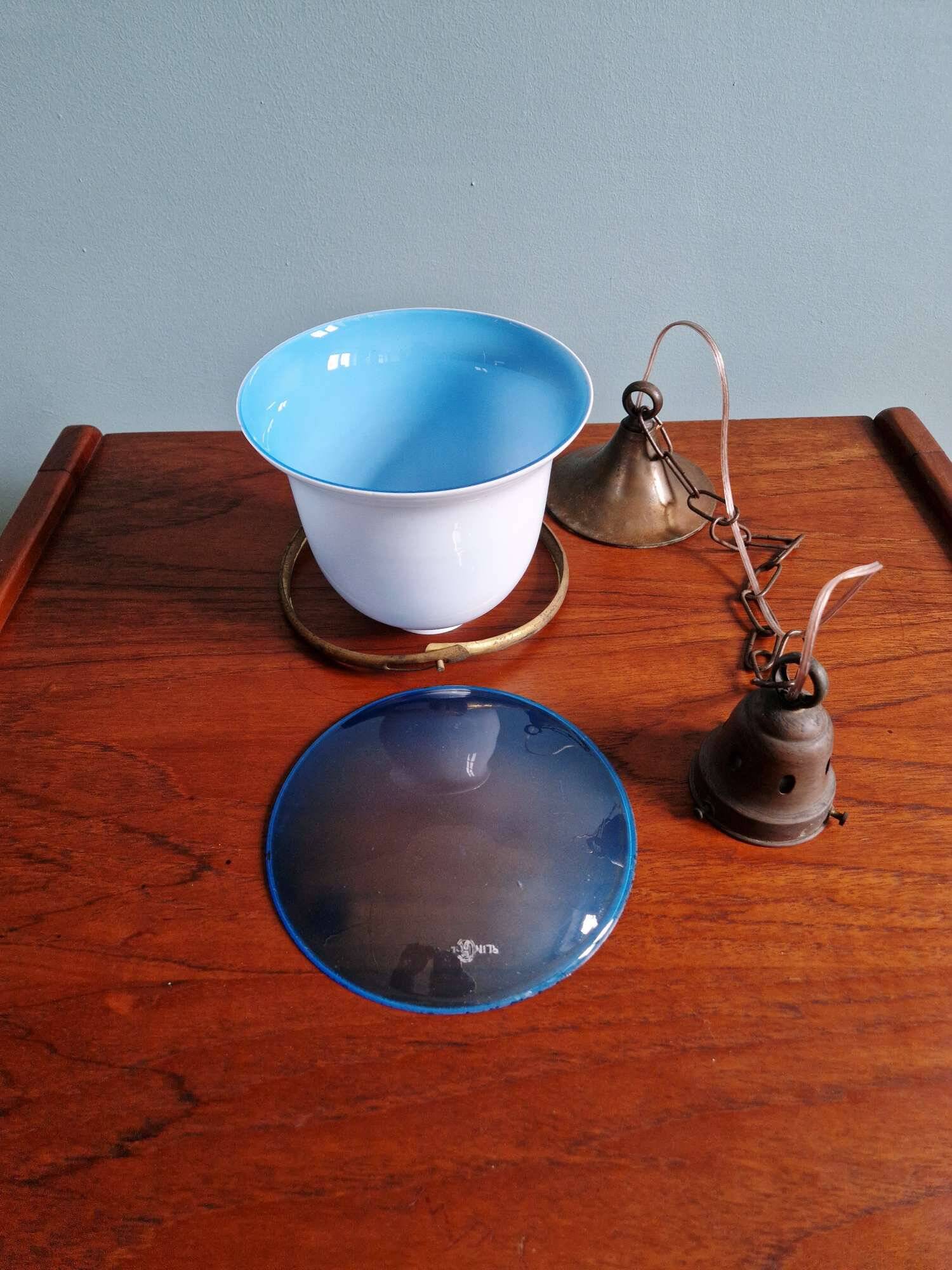 Suspension Bauhaus en opaline blanche et verre satiné bleu, années 1920