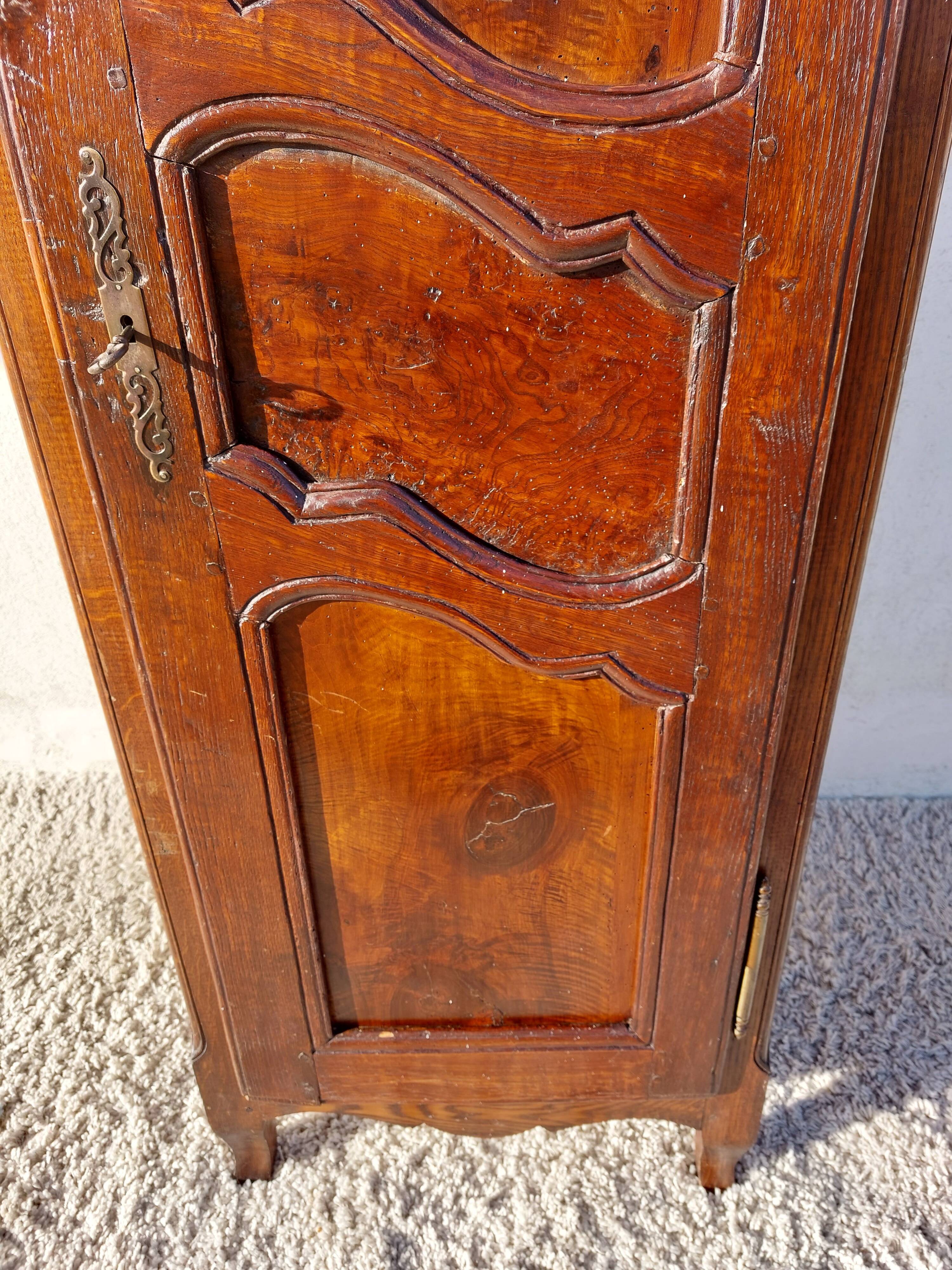 1-door wardrobe, man standing