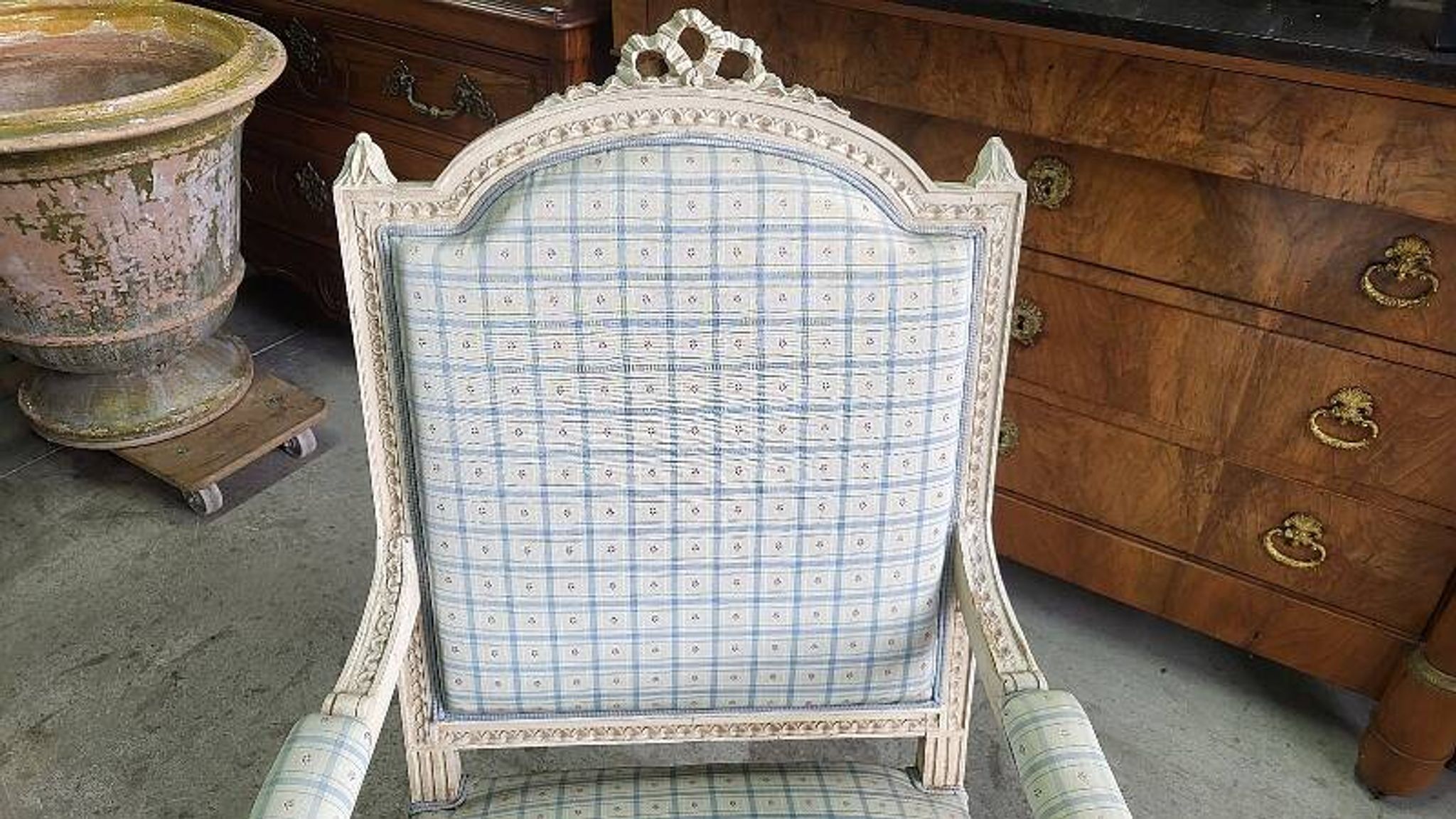 LOUIS XVI STYLE WHITE ARMCHAIR FROM THE 19TH CENTURY REF JE