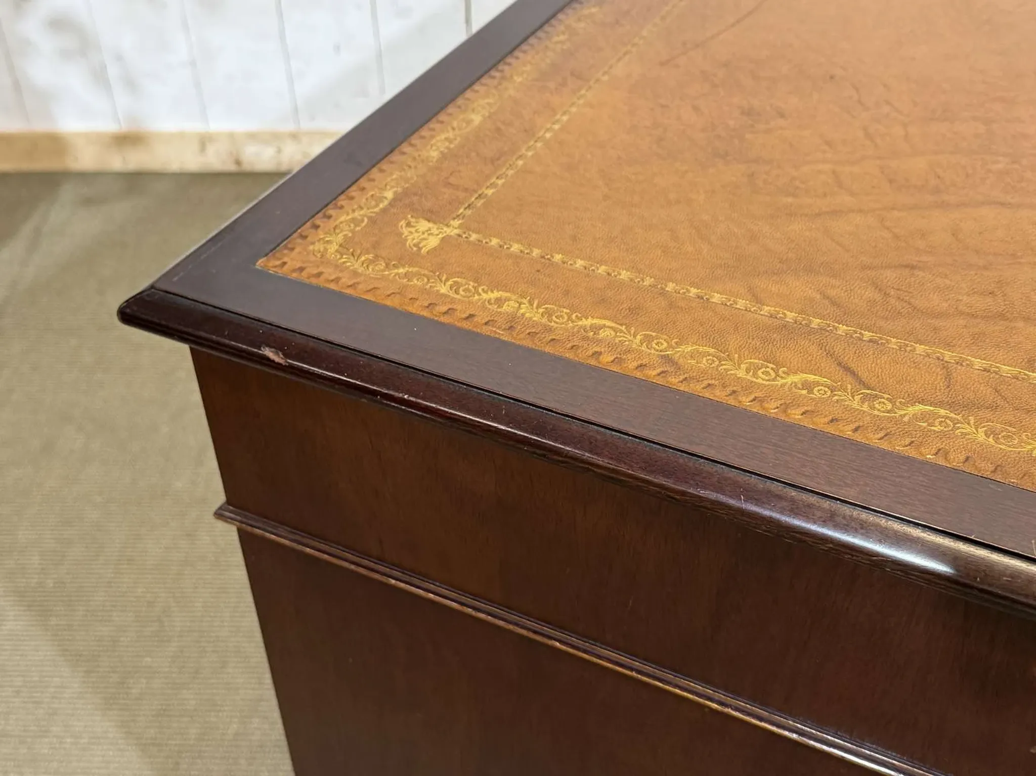 English desk with drawers from the 1950s in mahogany with a leather top.