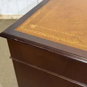 English desk with drawers from the 1950s in mahogany with a leather top.
