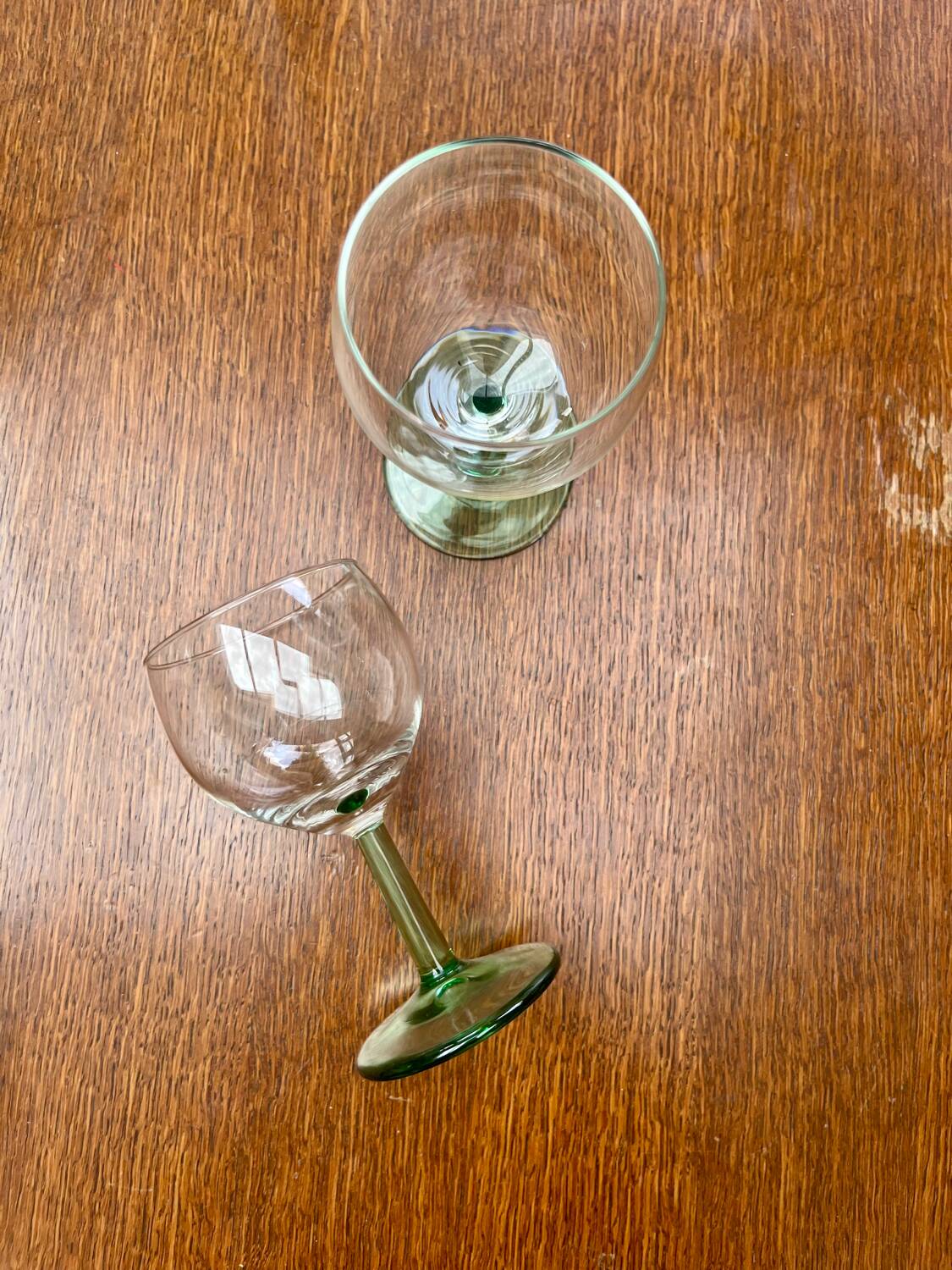 Paire de verres à pied verts – style vintage rustique