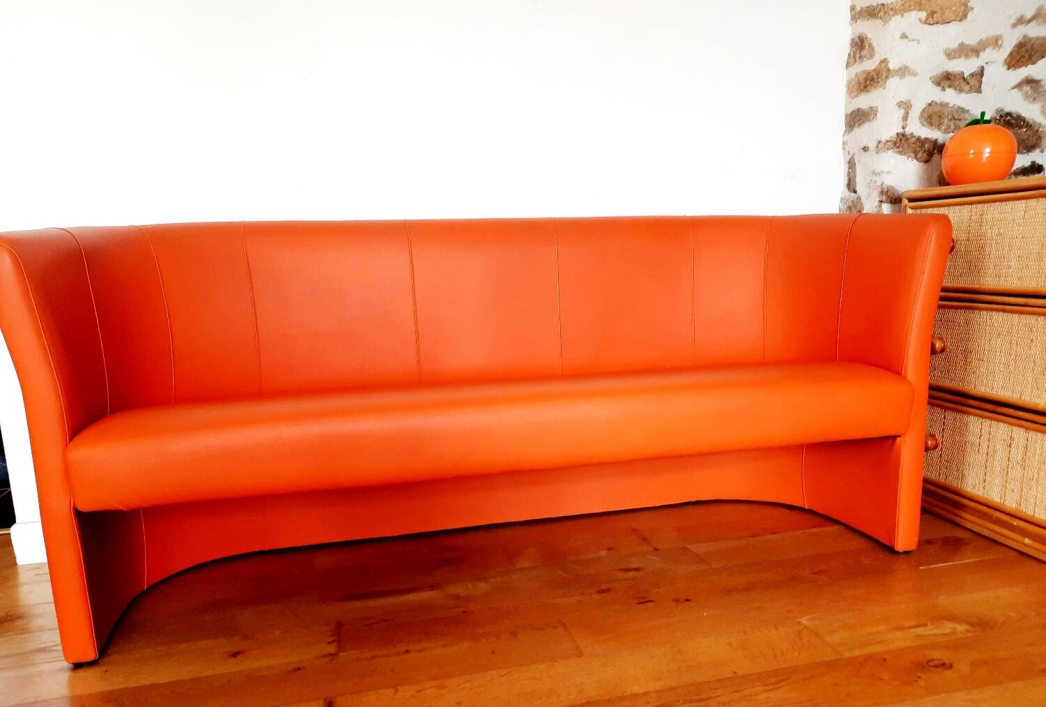 Curved vintage orange canapé with a pop spirit, seventies design piece.
