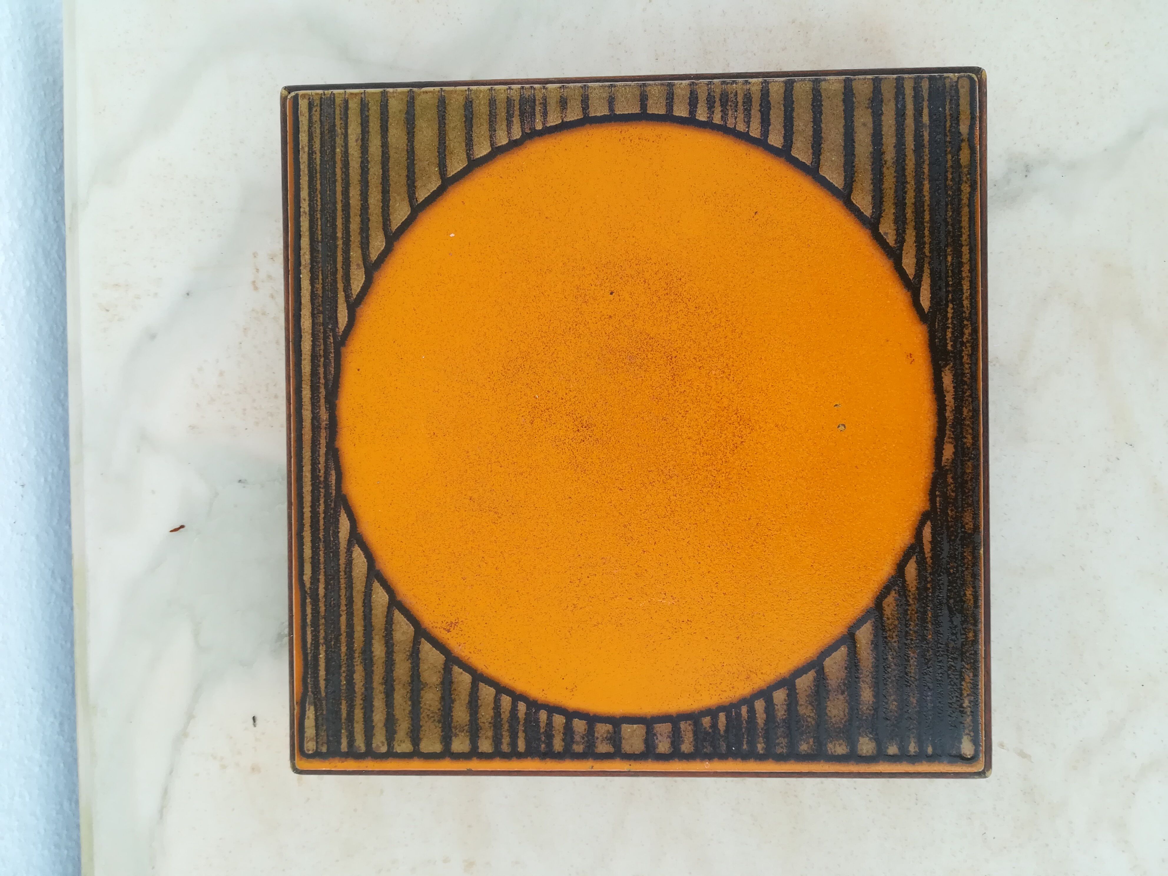 Pop ceramic dish underside