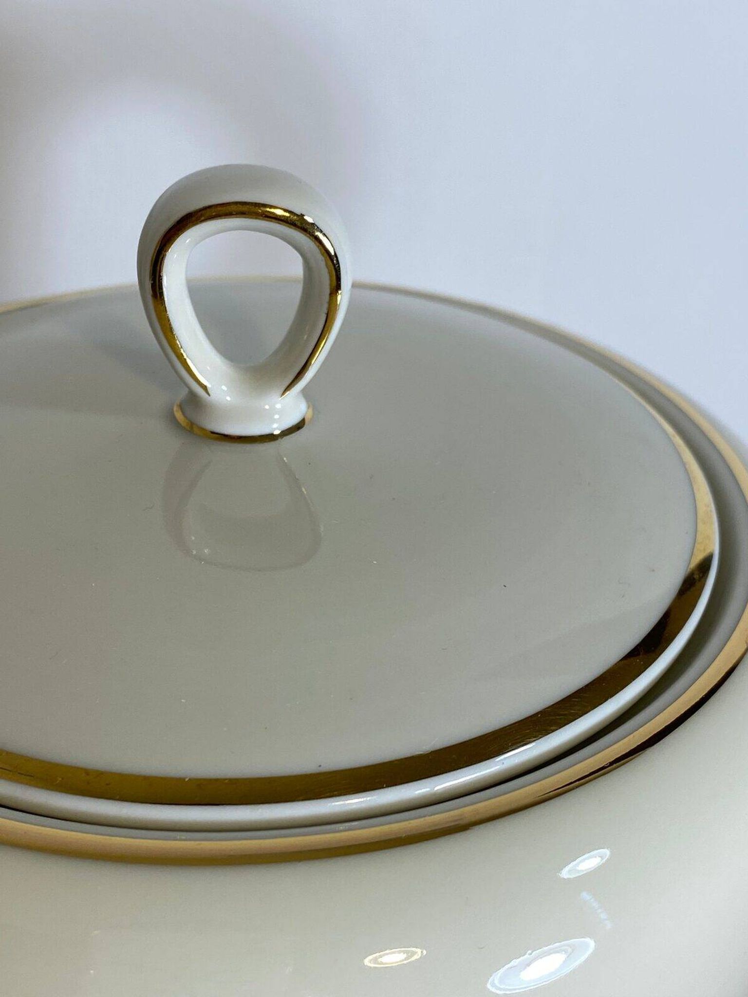 Service à thé en porcelaine bavaroise avec bordure dorée.