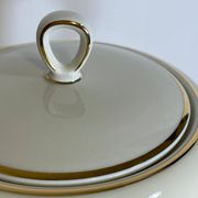 Service à thé en porcelaine bavaroise avec bordure dorée.