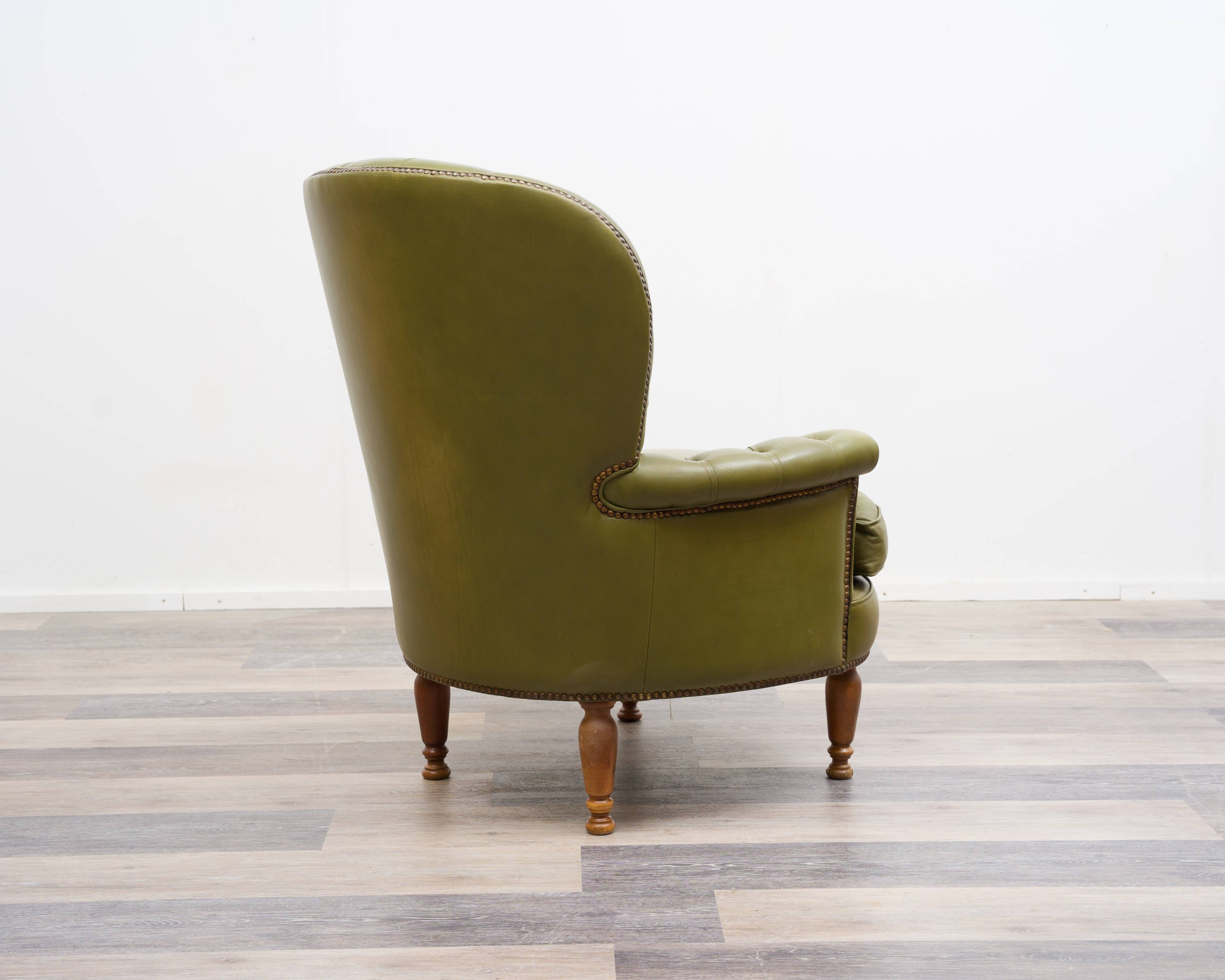 Fauteuil Chesterfield en cuir vert olive