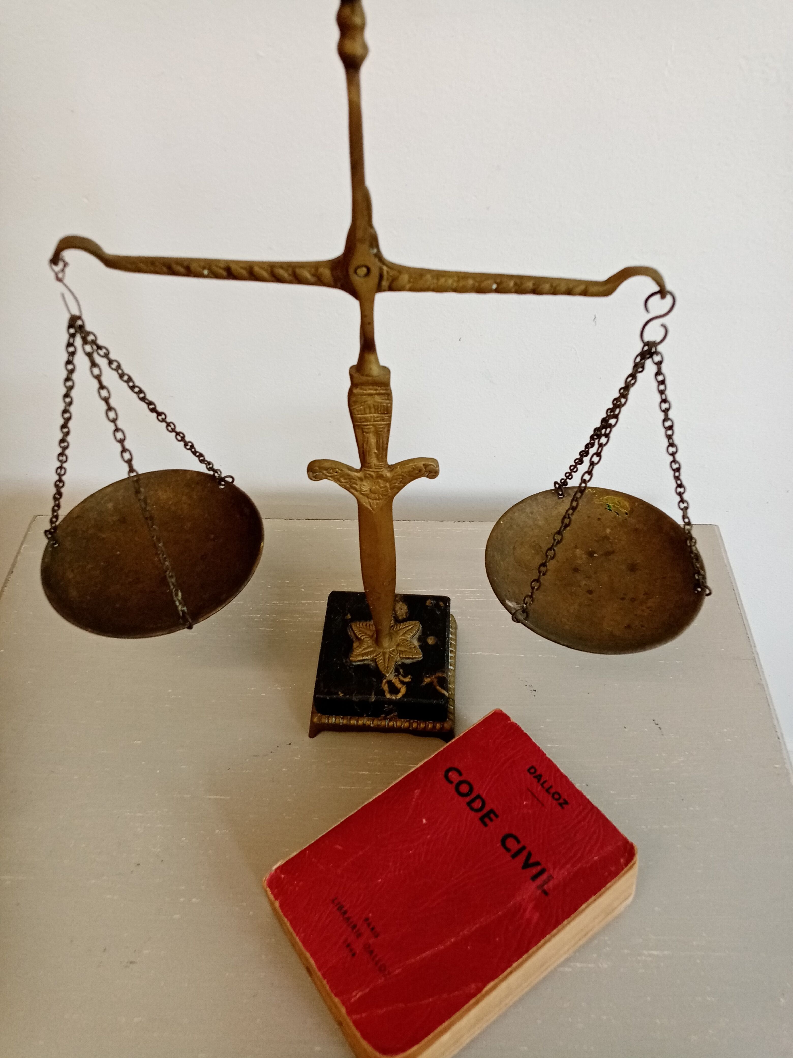 Balance on marble base 2 trays