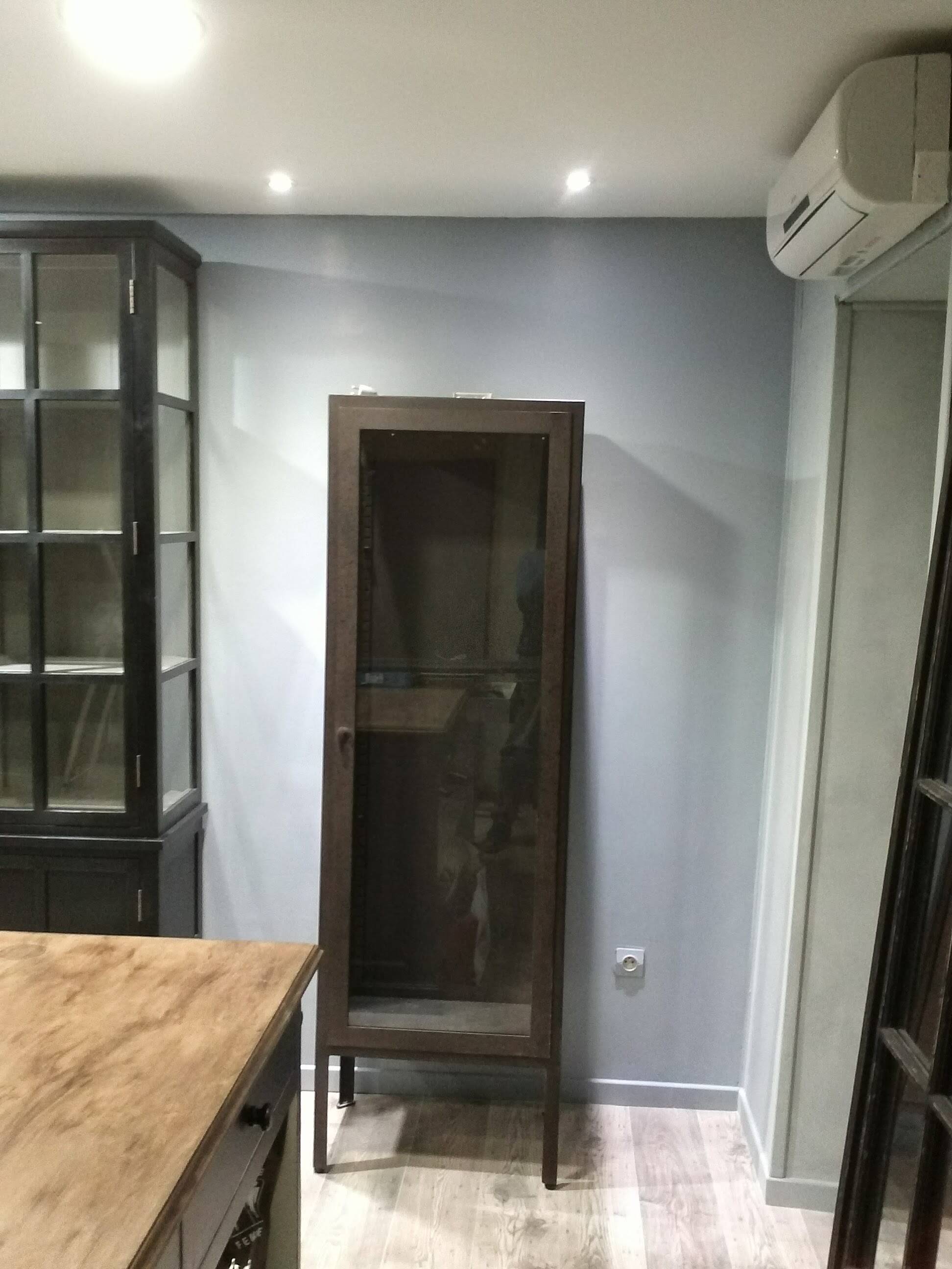 Vitrine colonne a une porte