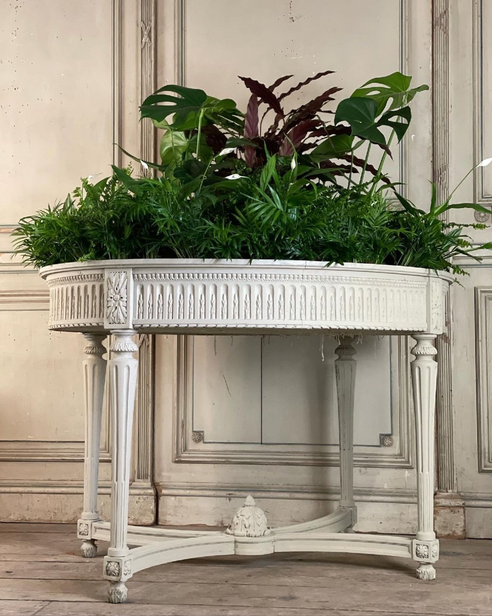 Jardinière en bois sculpté peint, vers 1900
