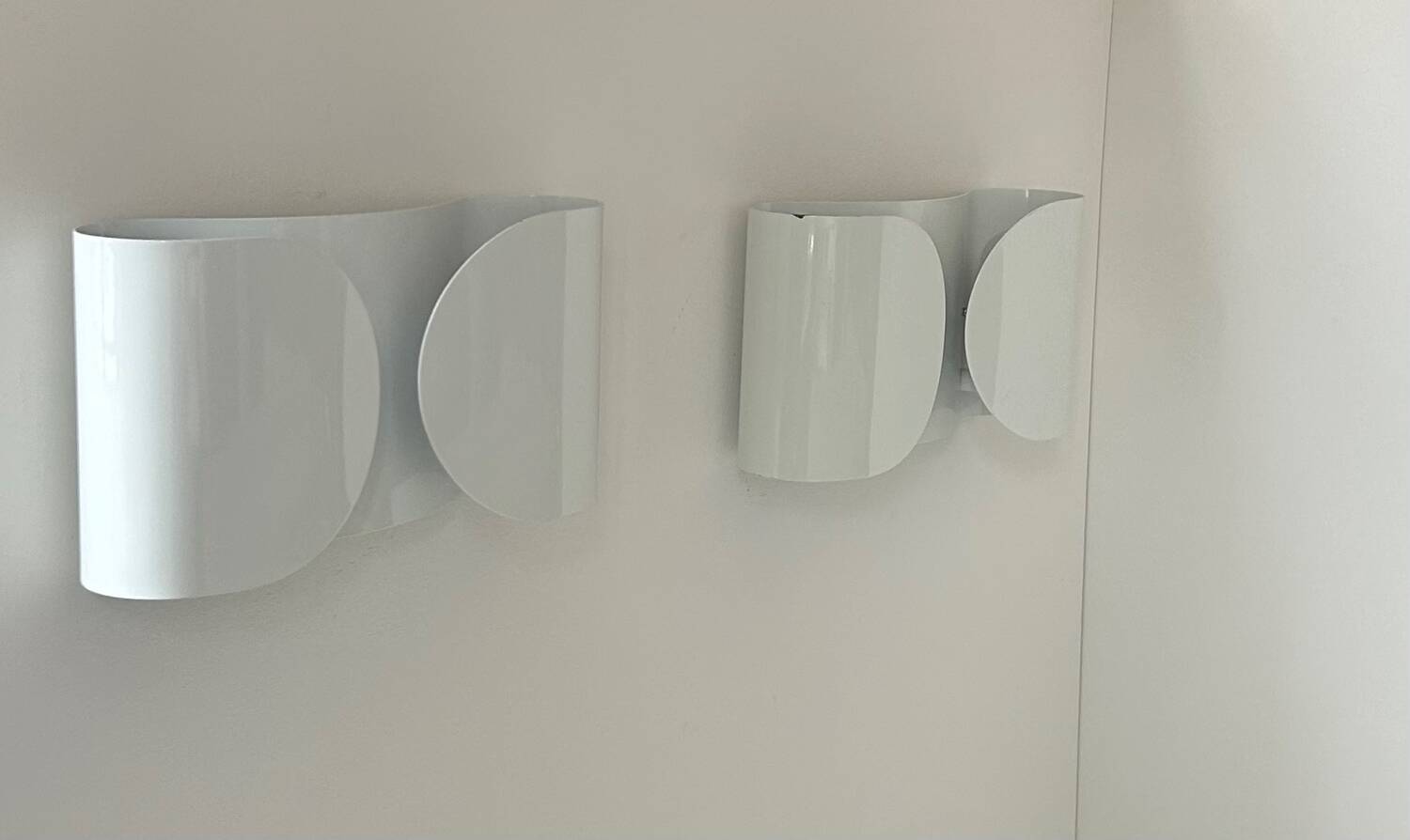 Pair of vintage Foglio wall lamps, white, Tobia Scarpa for Flos Italy
