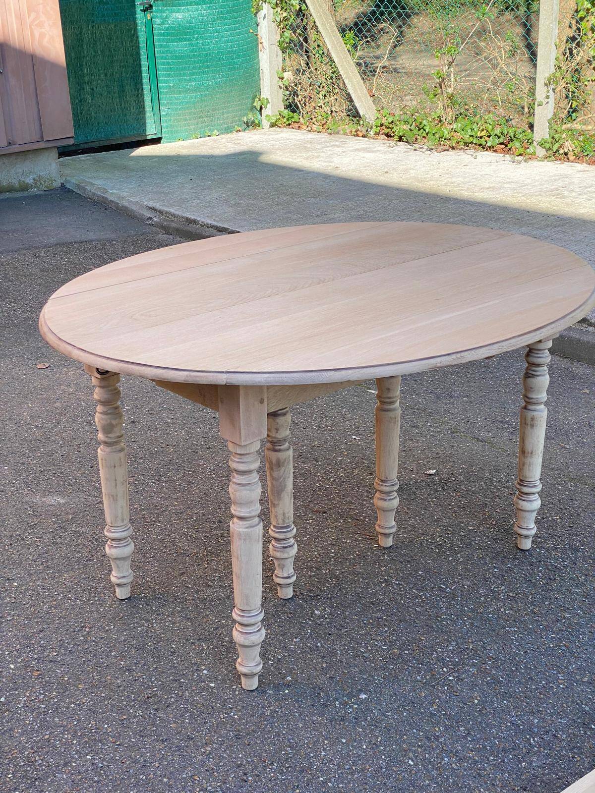 Louis Philippe round extendable dining table with renovated leaves and 4 extensions.
