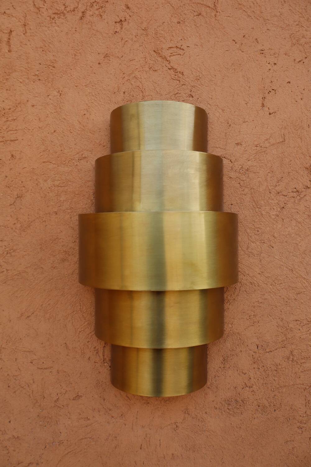 Round Art Deco wall light in brass.