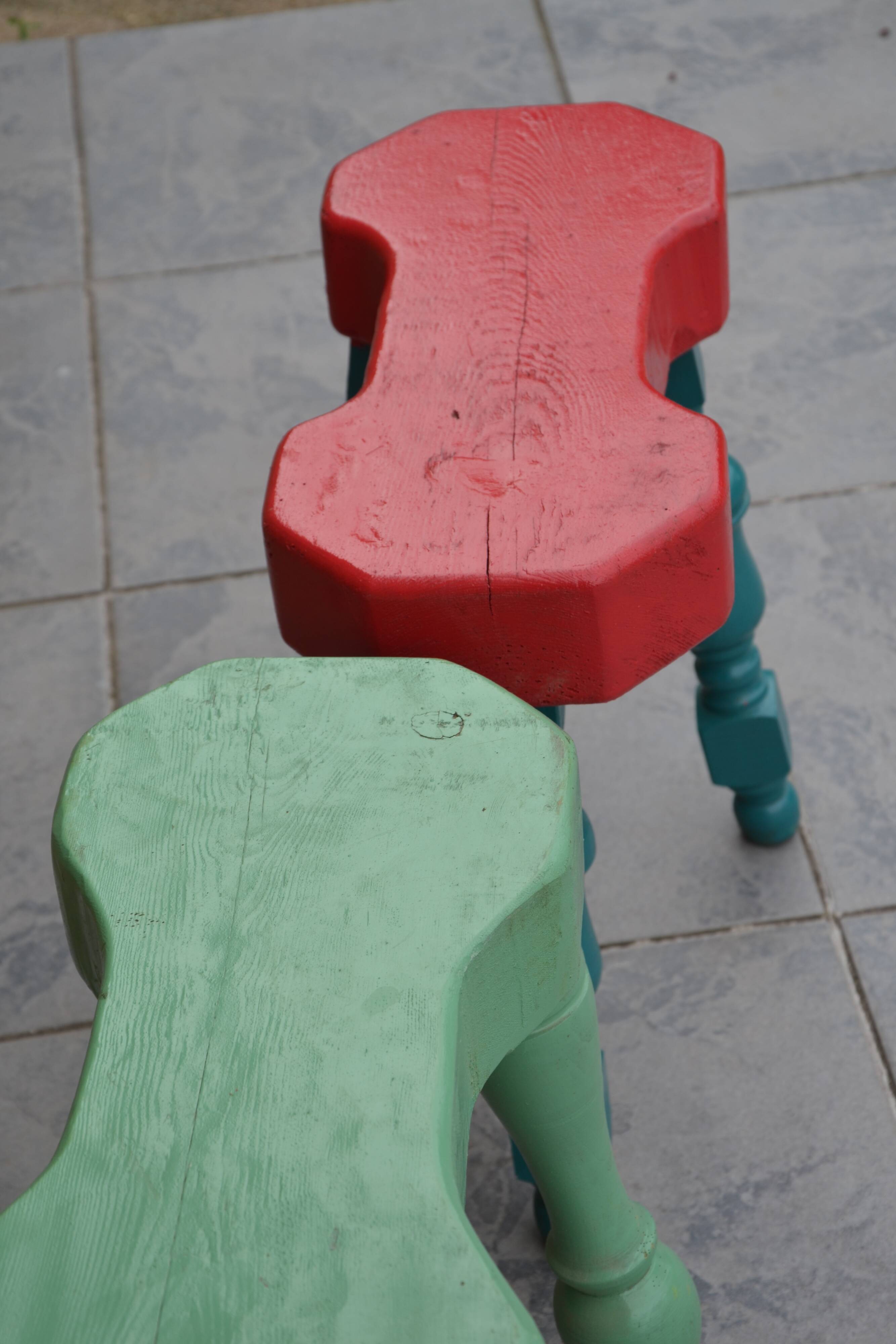 2 anciens tabourets atypiques artisanaux