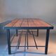 Table basse moderniste vintage en teck et métal noir.
